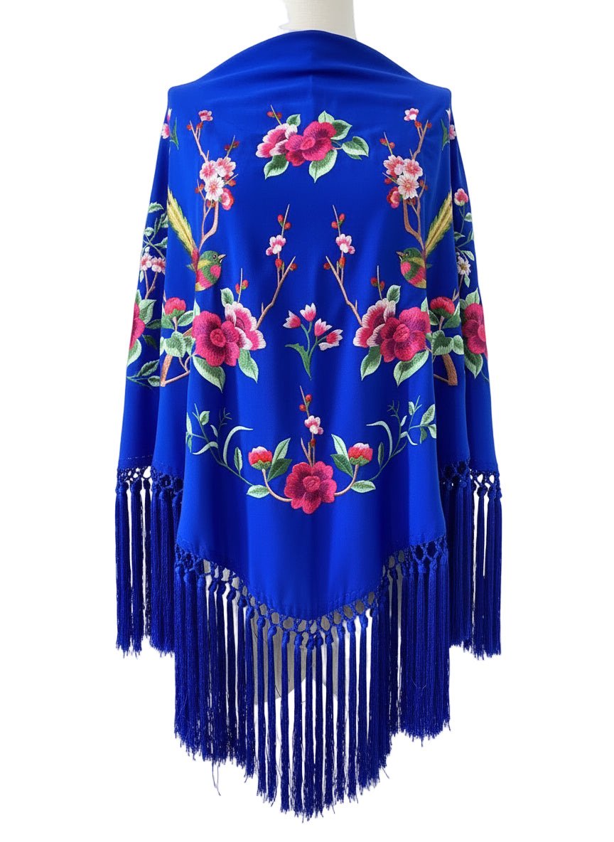 Capa de color azul con detalles de flores