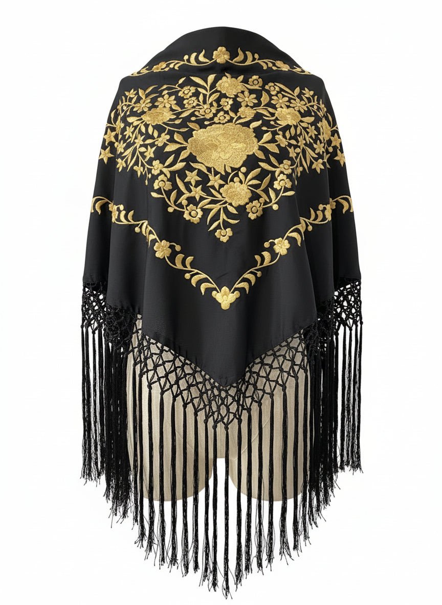 Capa de color negro con detalles dorados